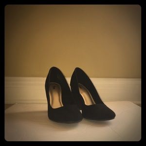 Round toe pump with block heel